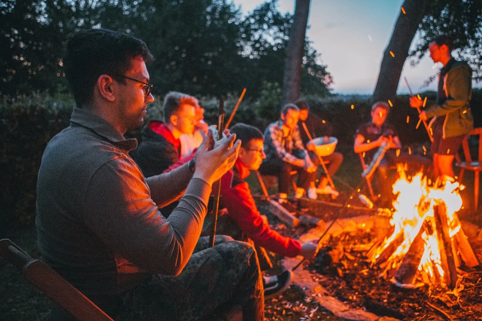 Balten am Lagerfeuer mit Stockbrot bei einer Aktivenfahrt